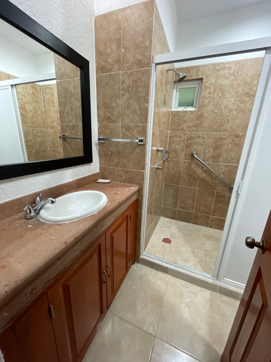 Apartment with Pool, Gym & A/C Suite gallery image 17