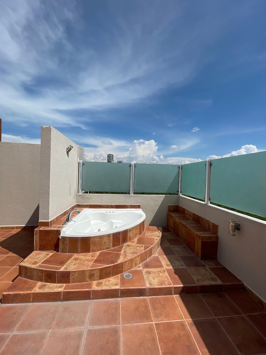 Penthouse with Pool, Gym & A/C gallery image 22