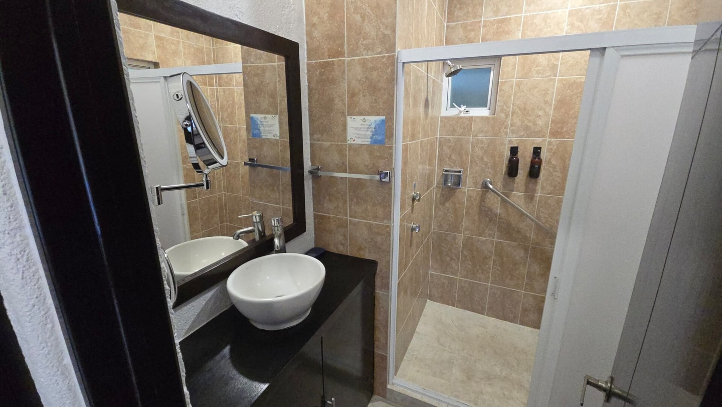 Apartment with Pool, Gym & A/C Suite gallery image 10