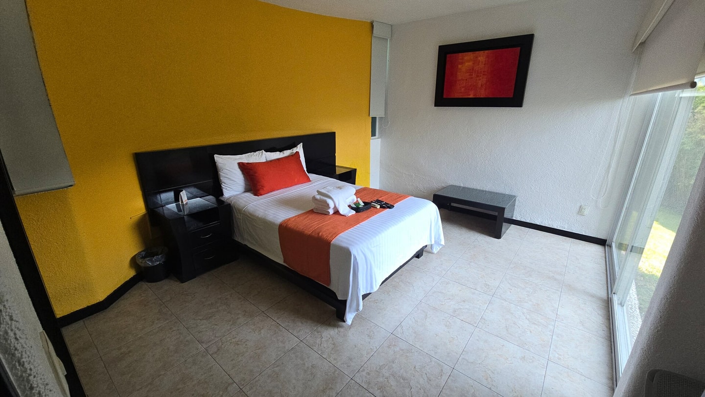 Apartment with Pool, Gym & A/C Suite gallery image 4