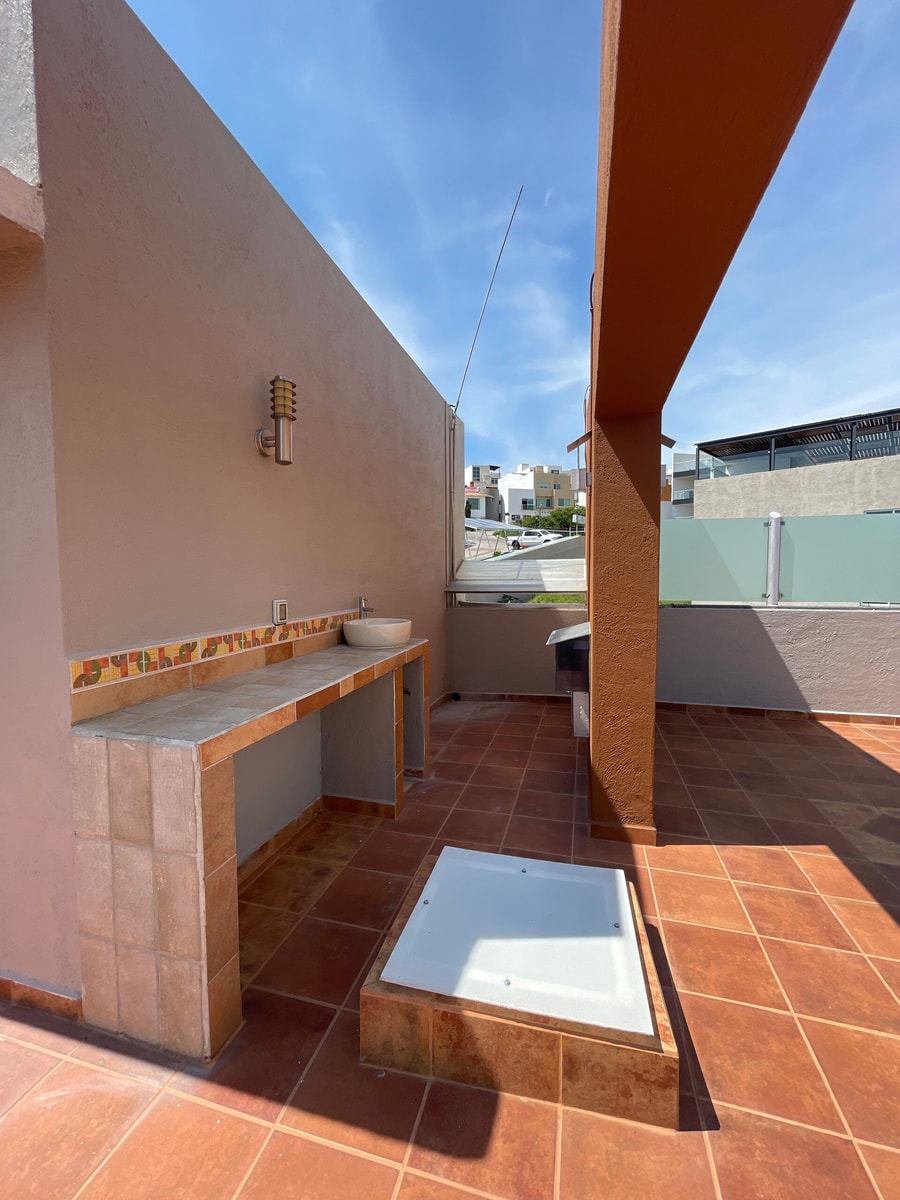Penthouse with Pool, Gym & A/C gallery image 25