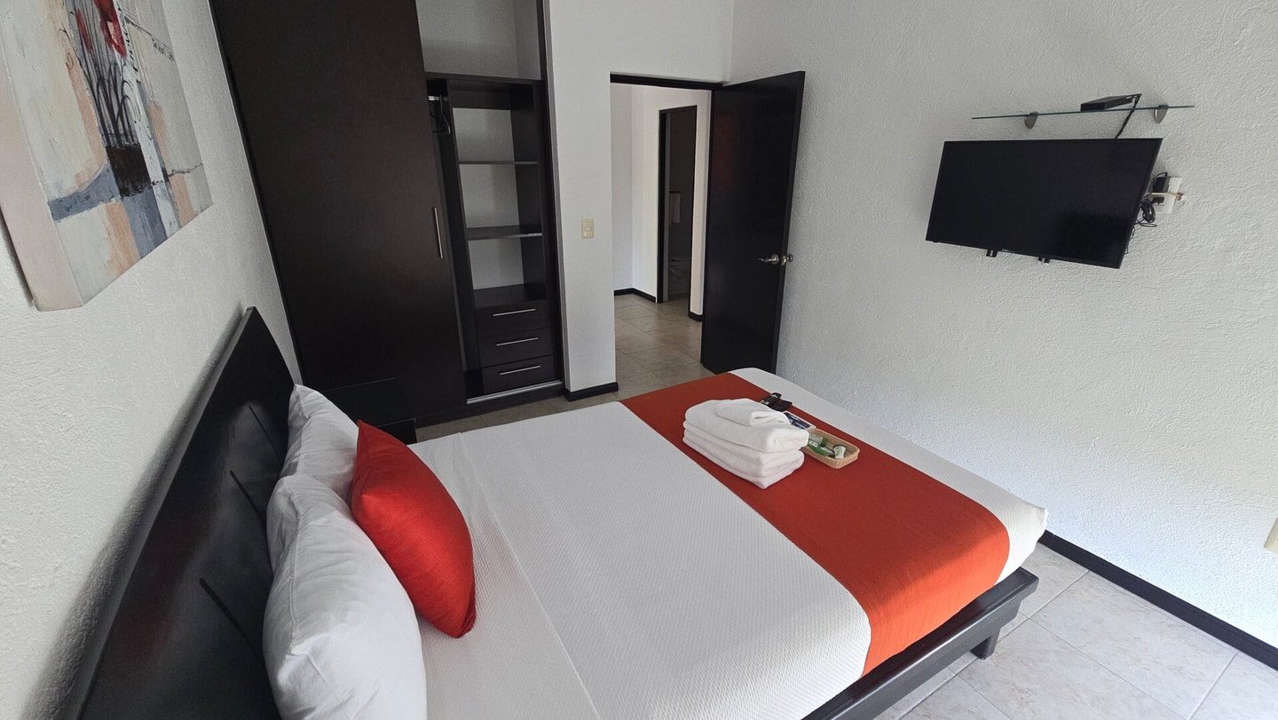 Apartment with Pool, Gym & A/C. gallery image 12