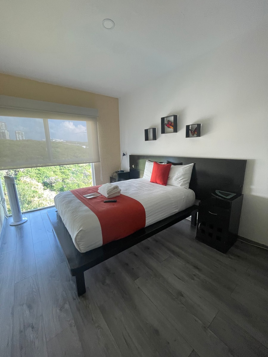 Penthouse with Pool, Gym & A/C gallery image 3