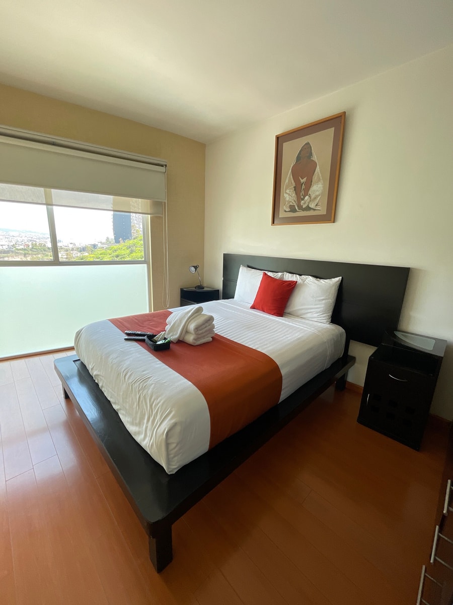 Penthouse with Pool, Gym & A/C gallery image 9