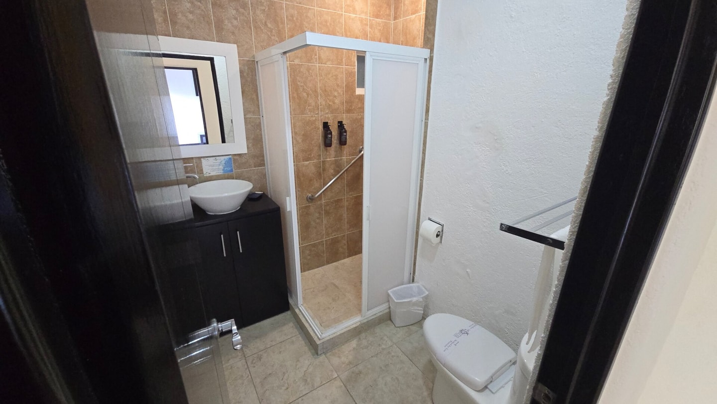 Apartment with Pool, Gym & A/C Suite gallery image 6