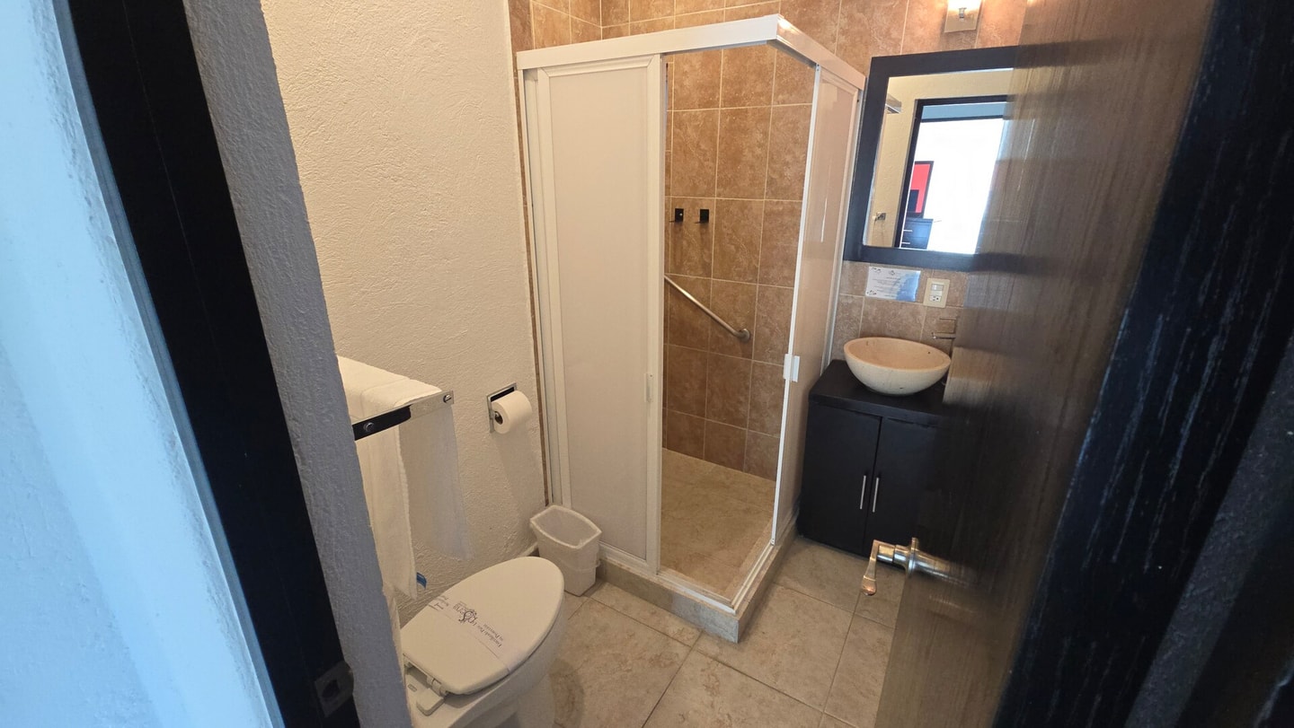 Apartment with Pool, Gym & A/C. gallery image 14