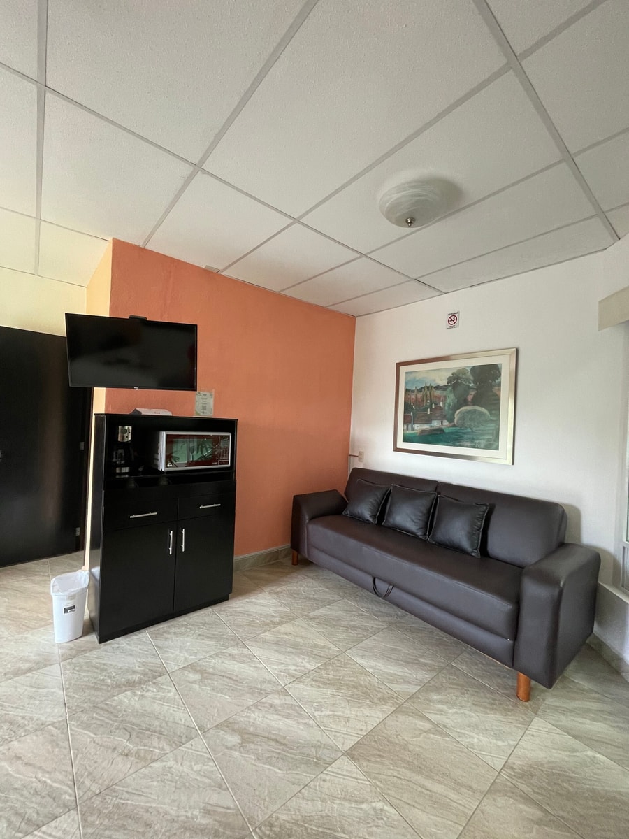 Suite Room with Pool, Gym & A/C gallery image 3