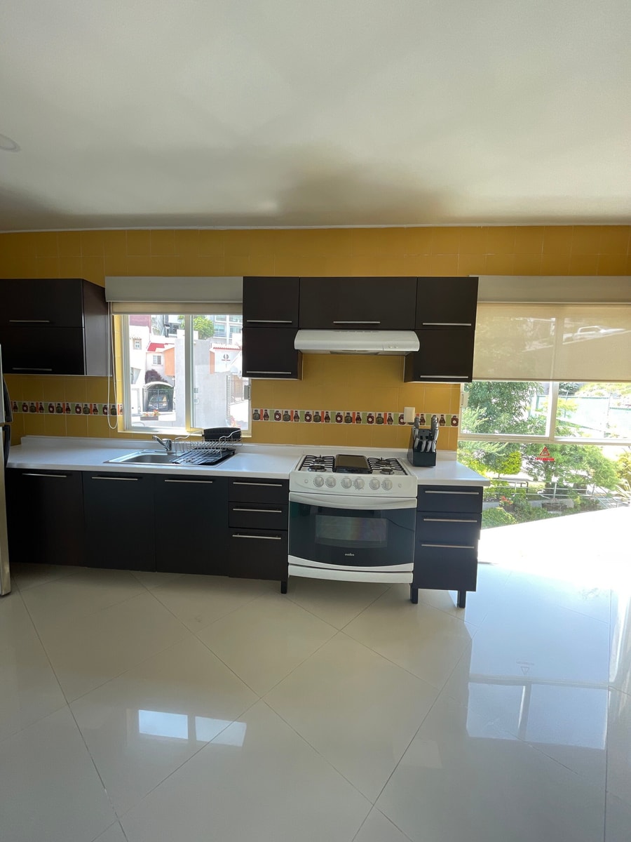 Penthouse with Pool, Gym & A/C gallery image 18