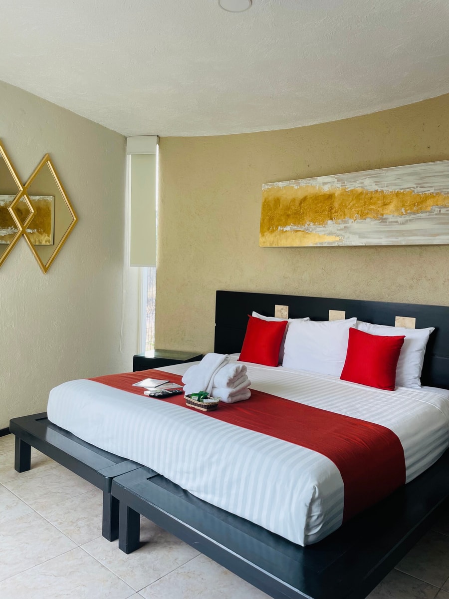 Apartment with Pool, Gym & A/C Suite gallery image 2