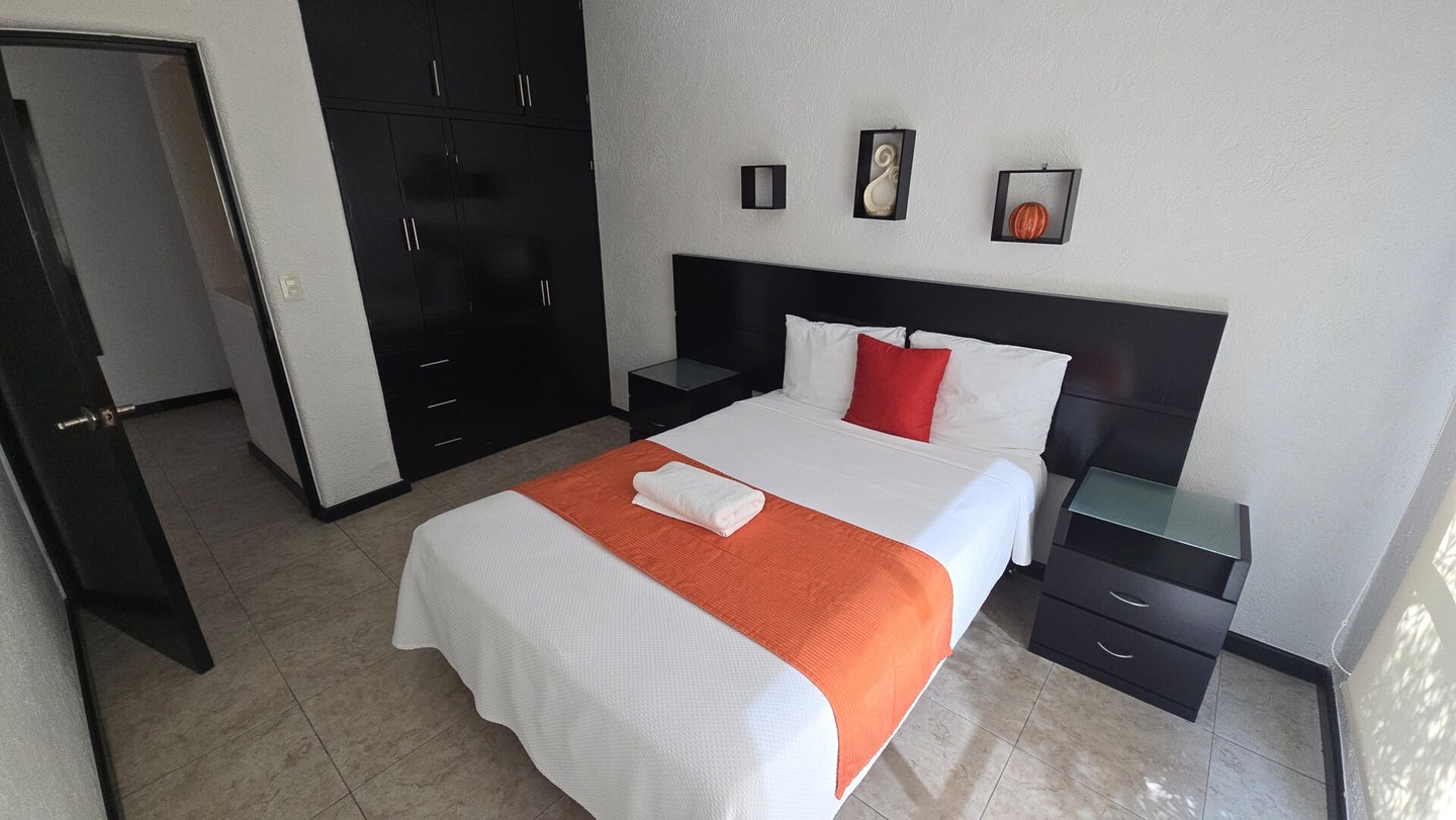 Apartment with Pool, Gym & A/C Suite gallery image 8