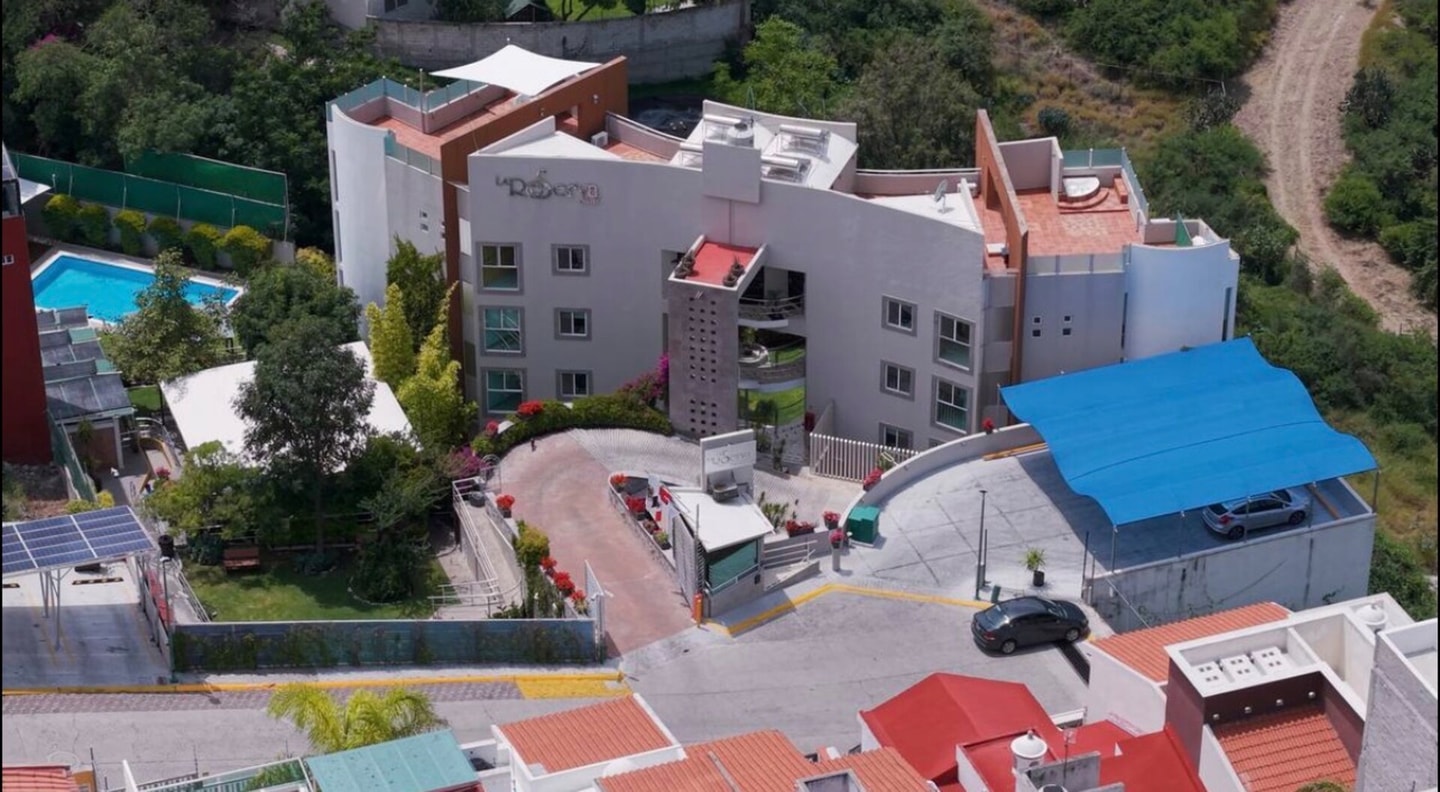 Apartment with Pool & Gym gallery image 14