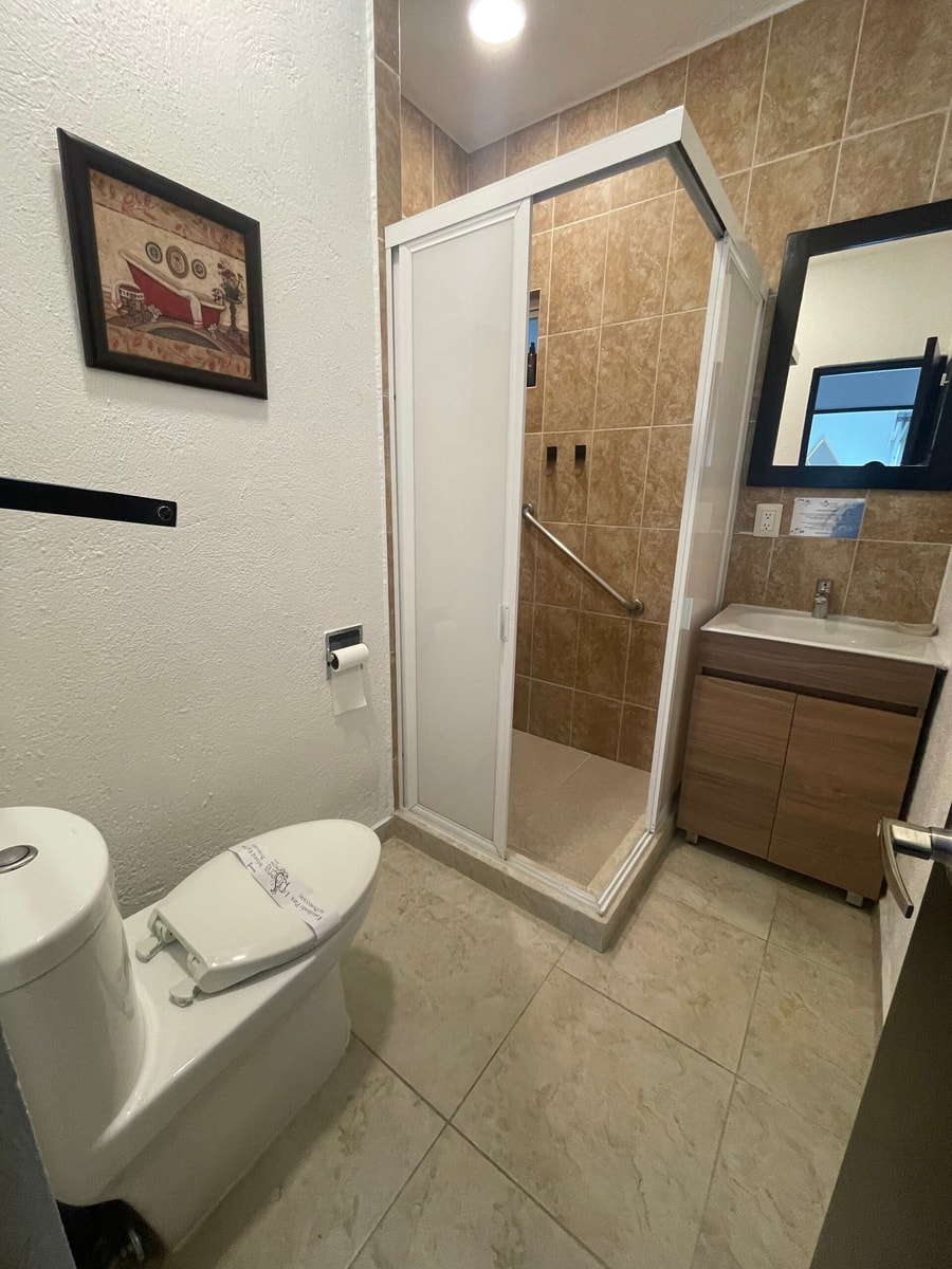 Apartment with Pool, Gym & A/C Suite gallery image 13