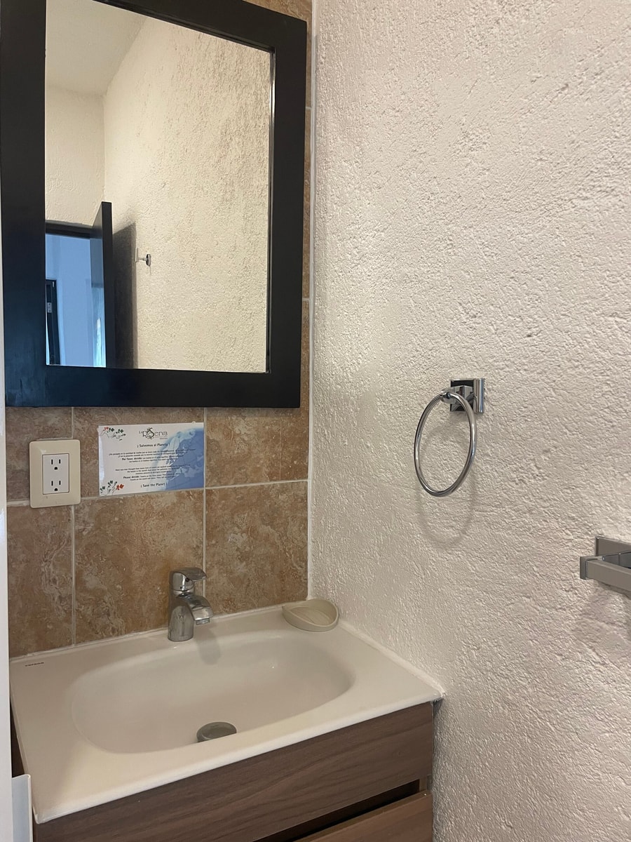 Apartment with Pool, Gym & A/C Suite gallery image 15