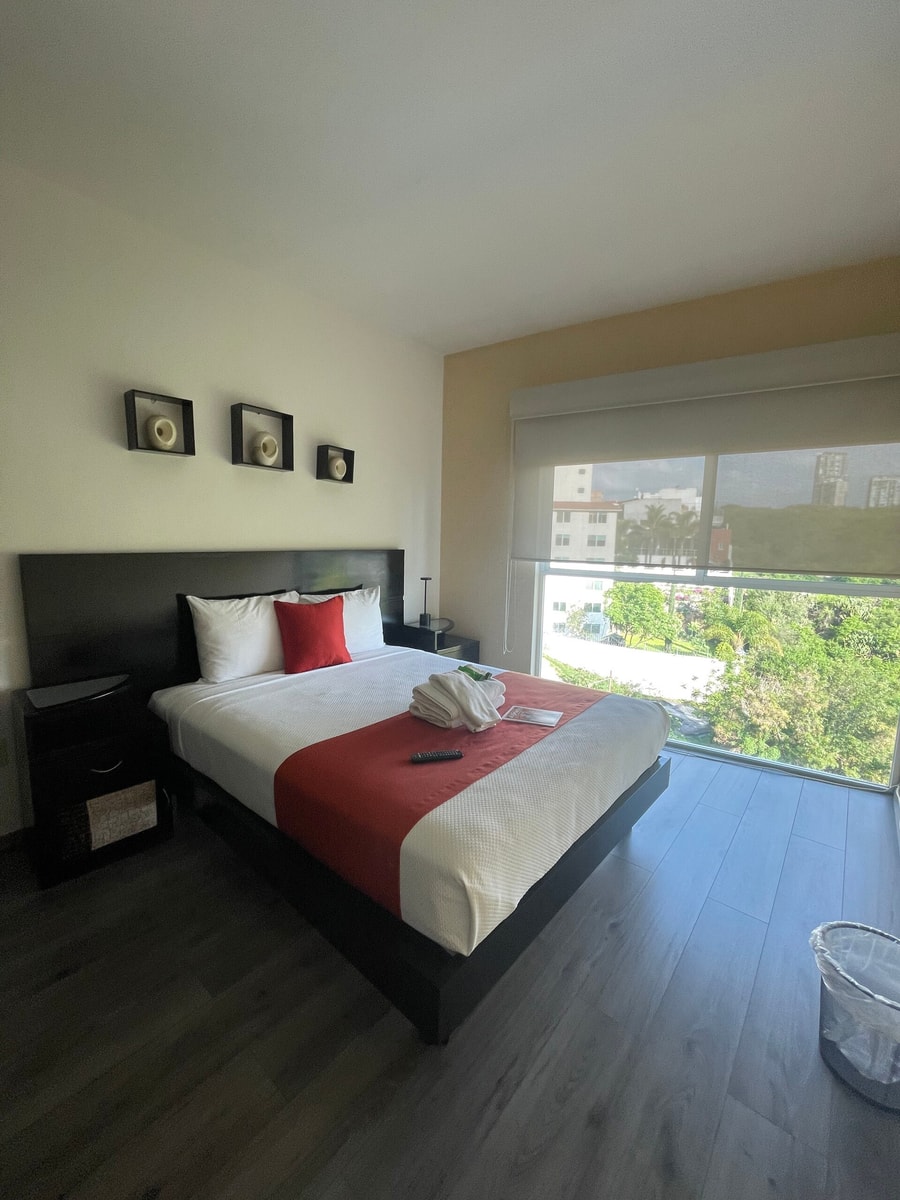 Penthouse with Pool, Gym & A/C gallery image 4