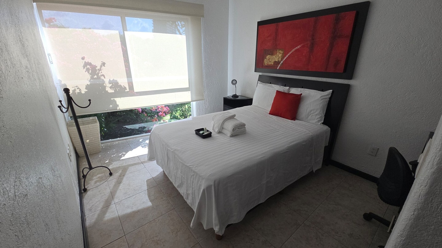 Apartment with Pool, Gym & A/C Suite gallery image 9