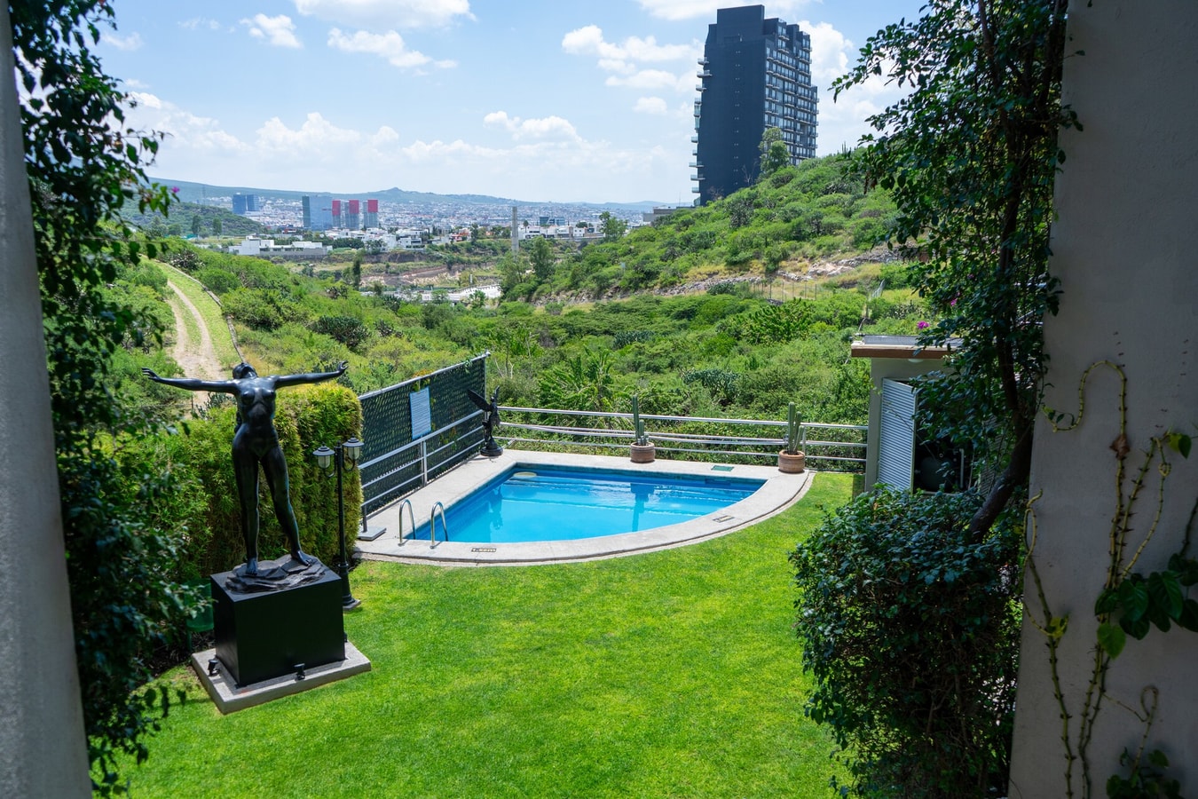 Apartment with Pool, Gym & A/C gallery image 24