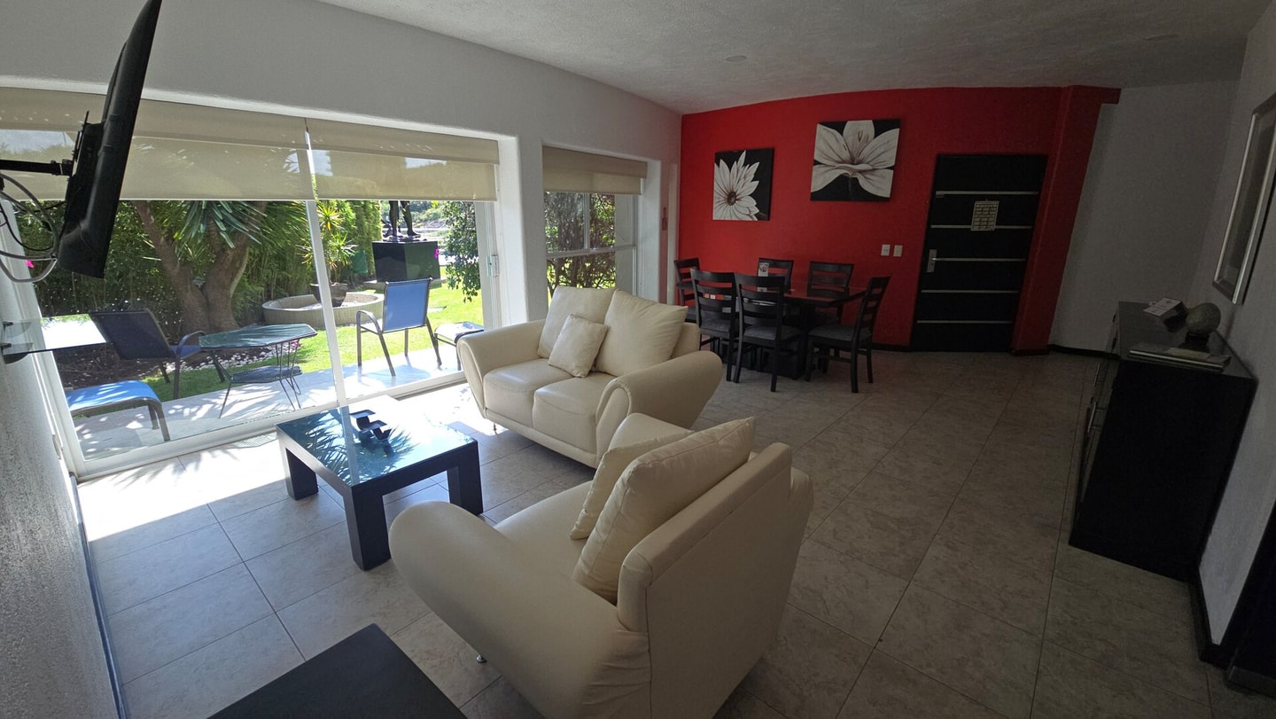 Apartment with Pool, Gym & A/C Suite gallery image 1