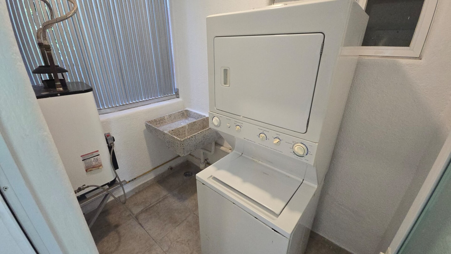 Apartment with Pool, Gym & A/C Suite gallery image 7