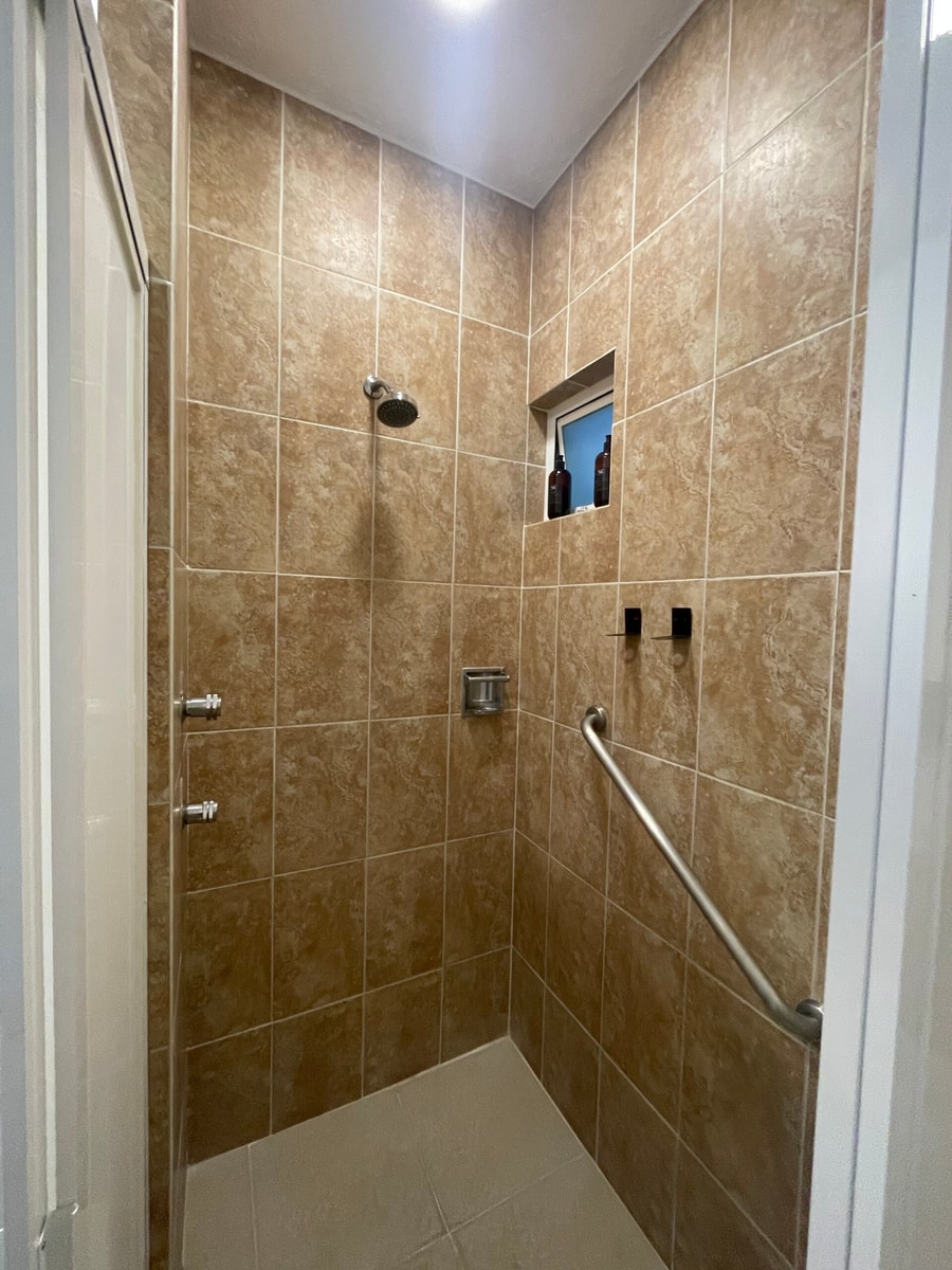 Apartment with Pool, Gym & A/C Suite gallery image 12