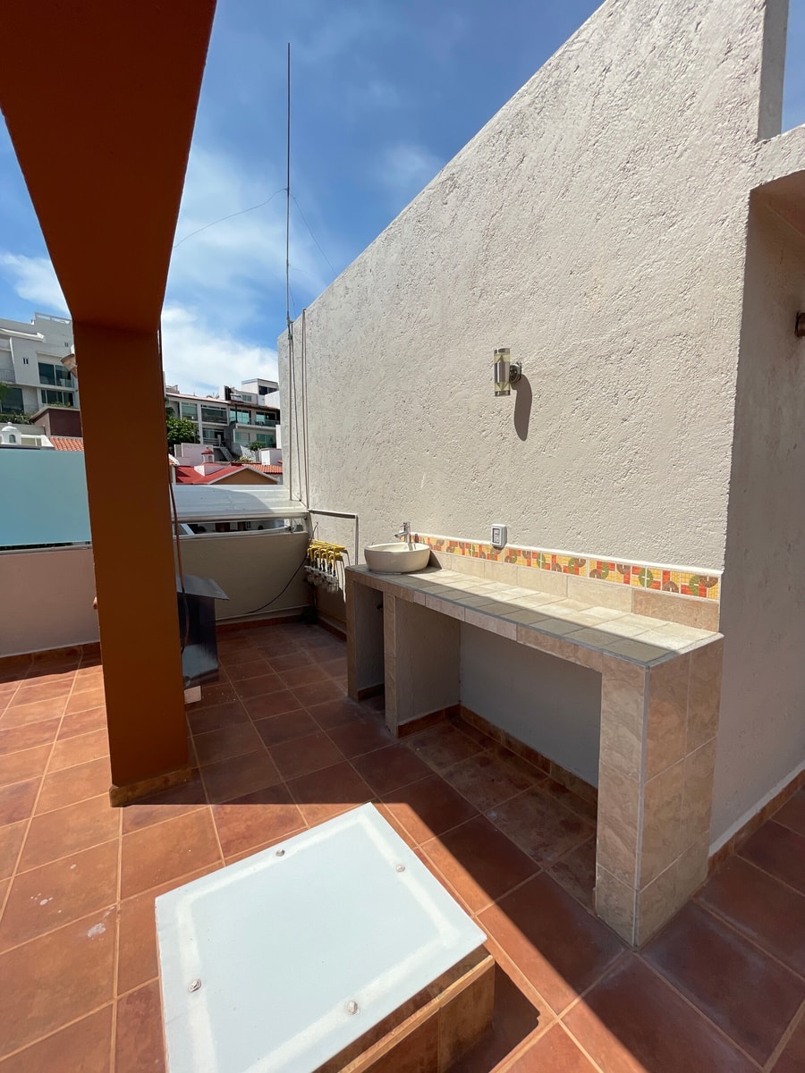 Penthouse with Pool, Gym & A/C gallery image 23