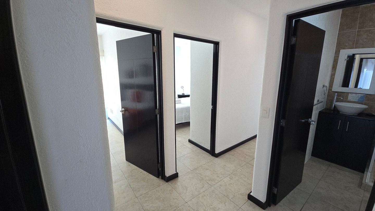 Apartment with Pool, Gym & A/C Suite gallery image 5