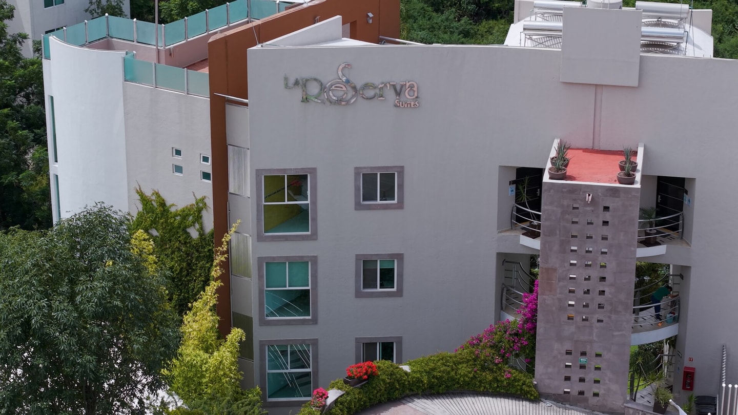 Penthouse with Pool, Gym & A/C gallery image 30