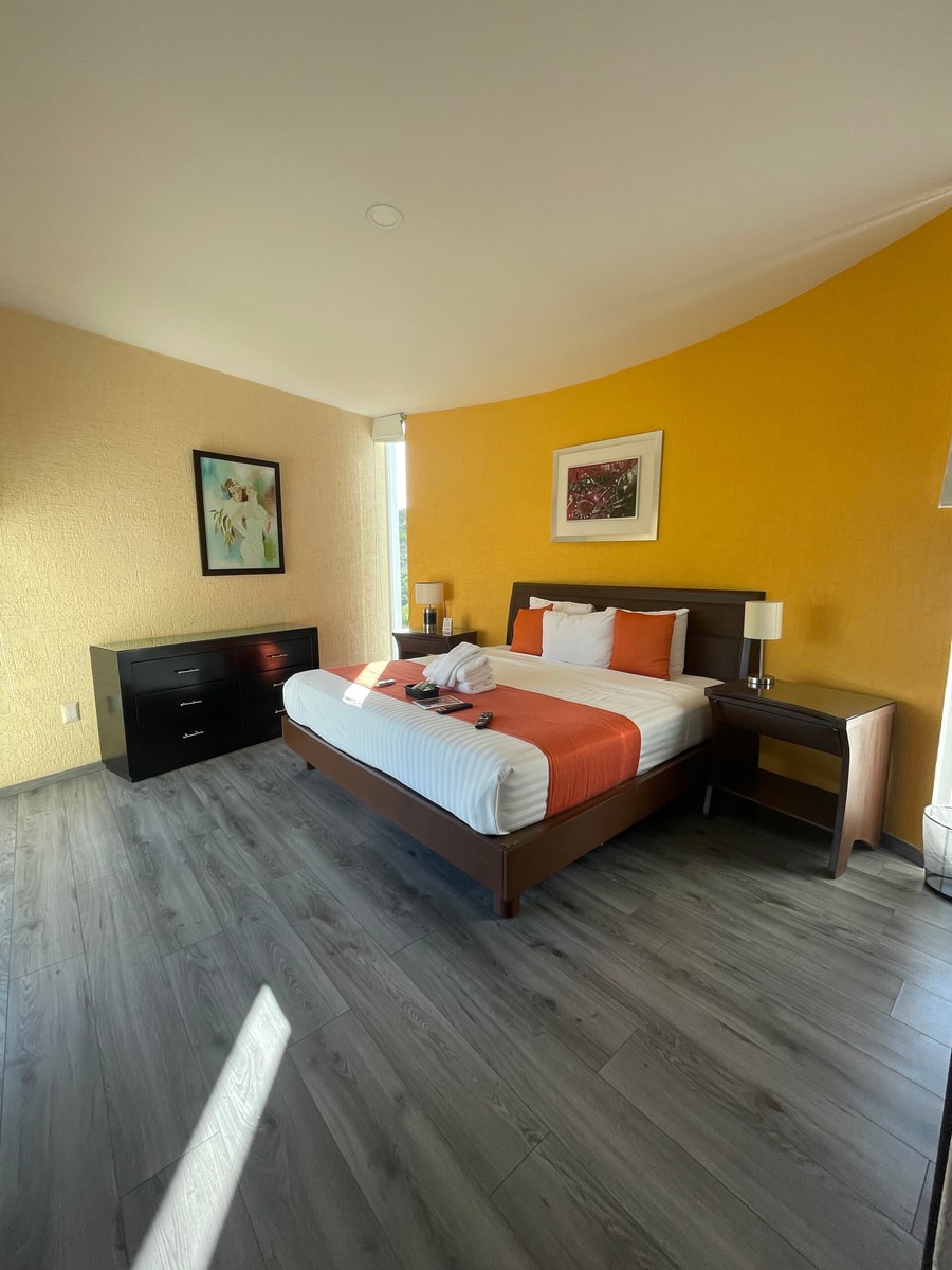 Penthouse with Pool, Gym & A/C gallery image 1