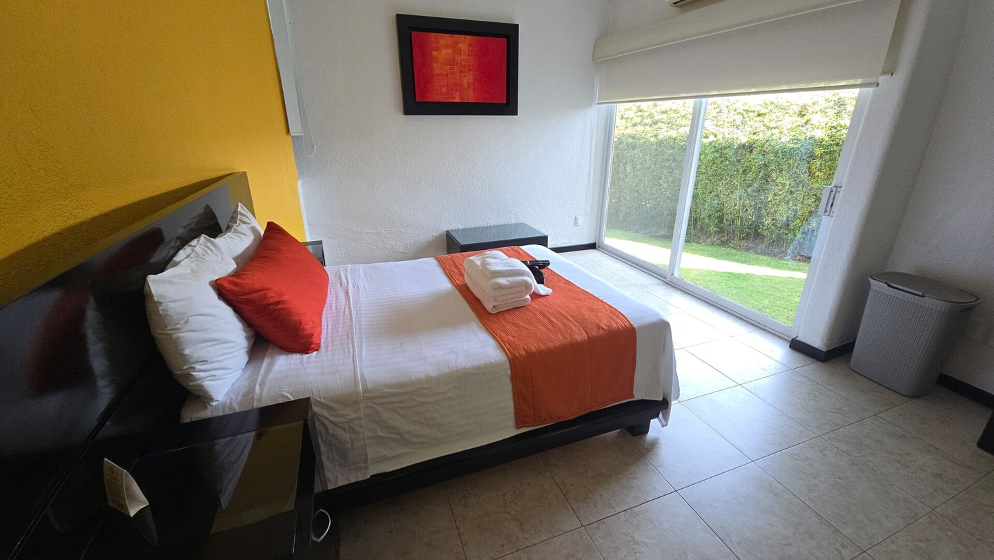 Apartment with Pool, Gym & A/C Suite gallery image 3