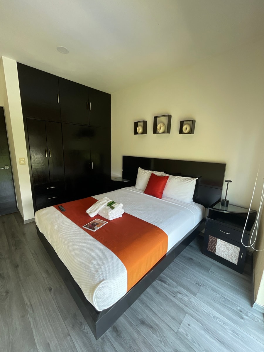 Penthouse with Pool, Gym & A/C gallery image 13