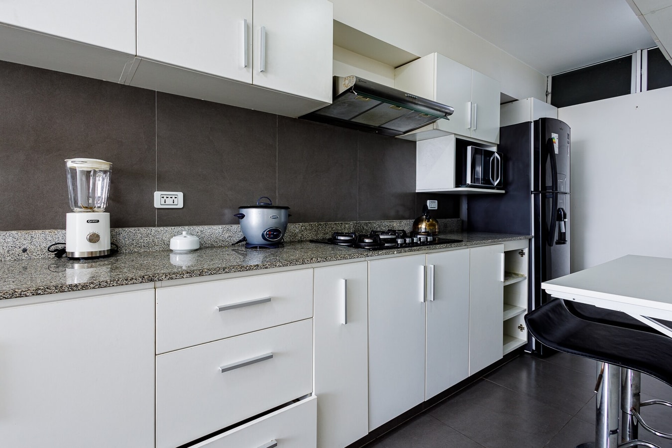 DHP+ | 3BR w/ Terrace & Parking – Barranco, Lima gallery image 12