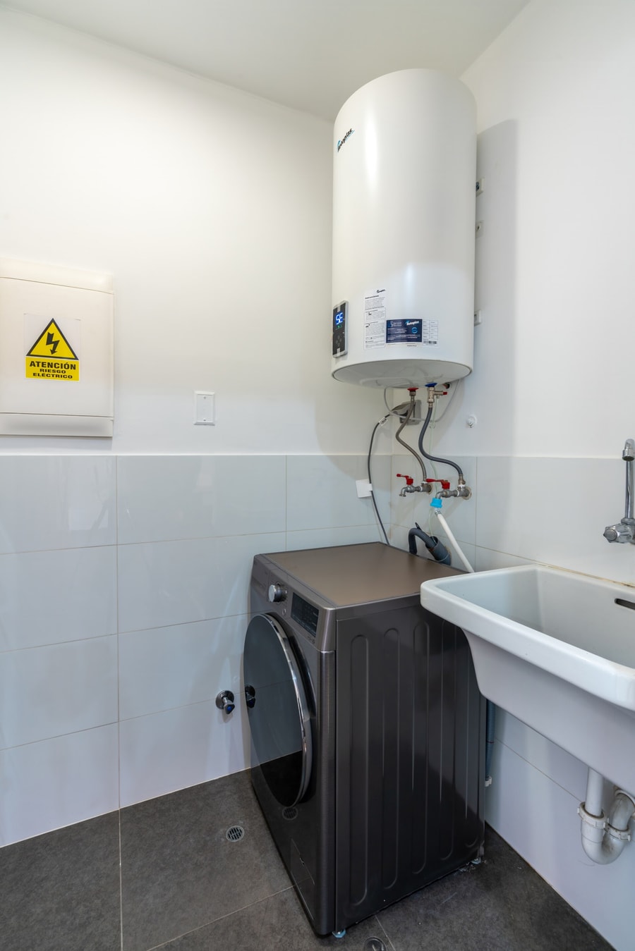 Renovated 93 m²apartment, steps from Kennedy Park. gallery image 26
