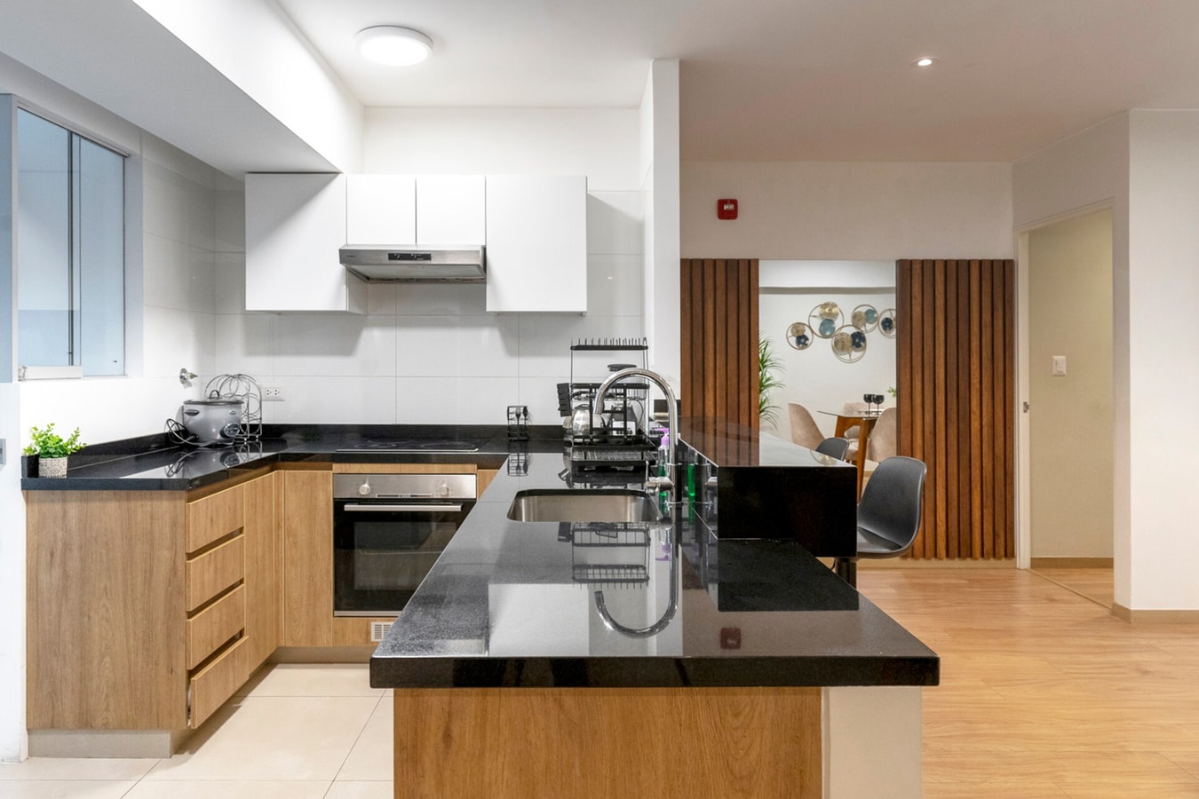 DHP+ | Luxury 2BR Apt in Central Miraflores gallery image 2