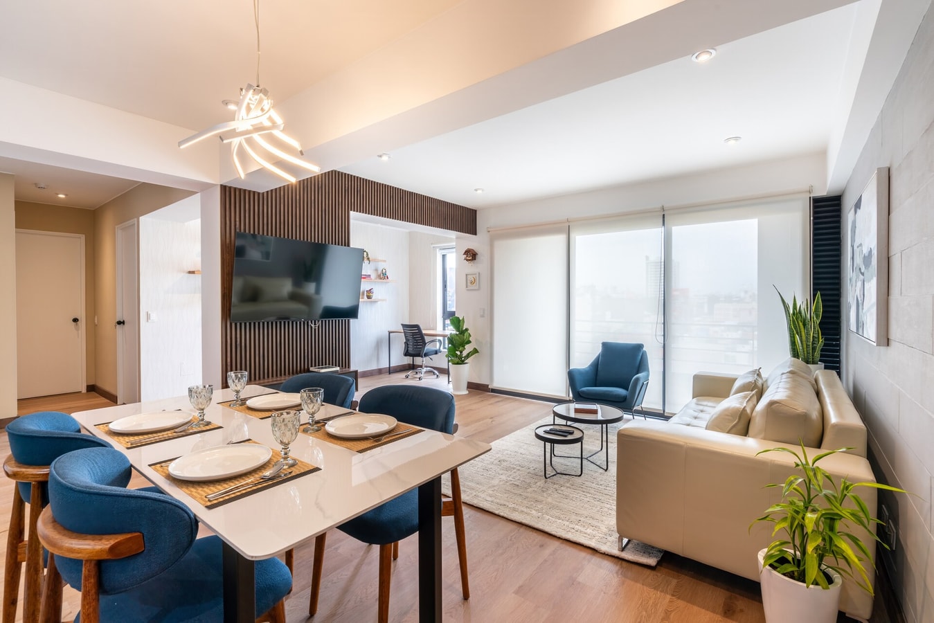 Renovated 93 m²apartment, steps from Kennedy Park. gallery image 1