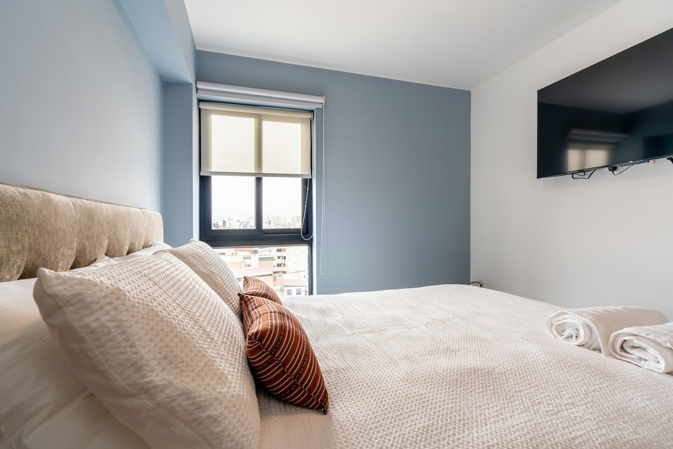 Renovated 93 m²apartment, steps from Kennedy Park. gallery image 11