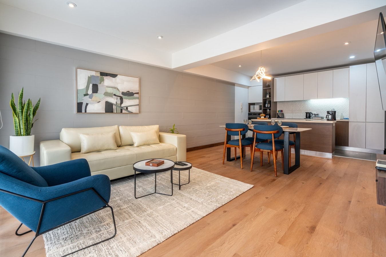 Renovated 93 m²apartment, steps from Kennedy Park. gallery image 22