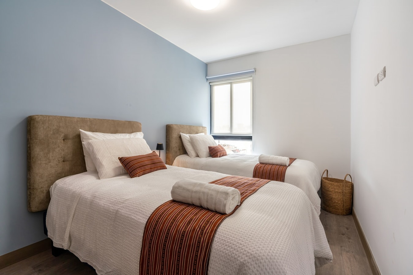 Renovated 93 m²apartment, steps from Kennedy Park. gallery image 4