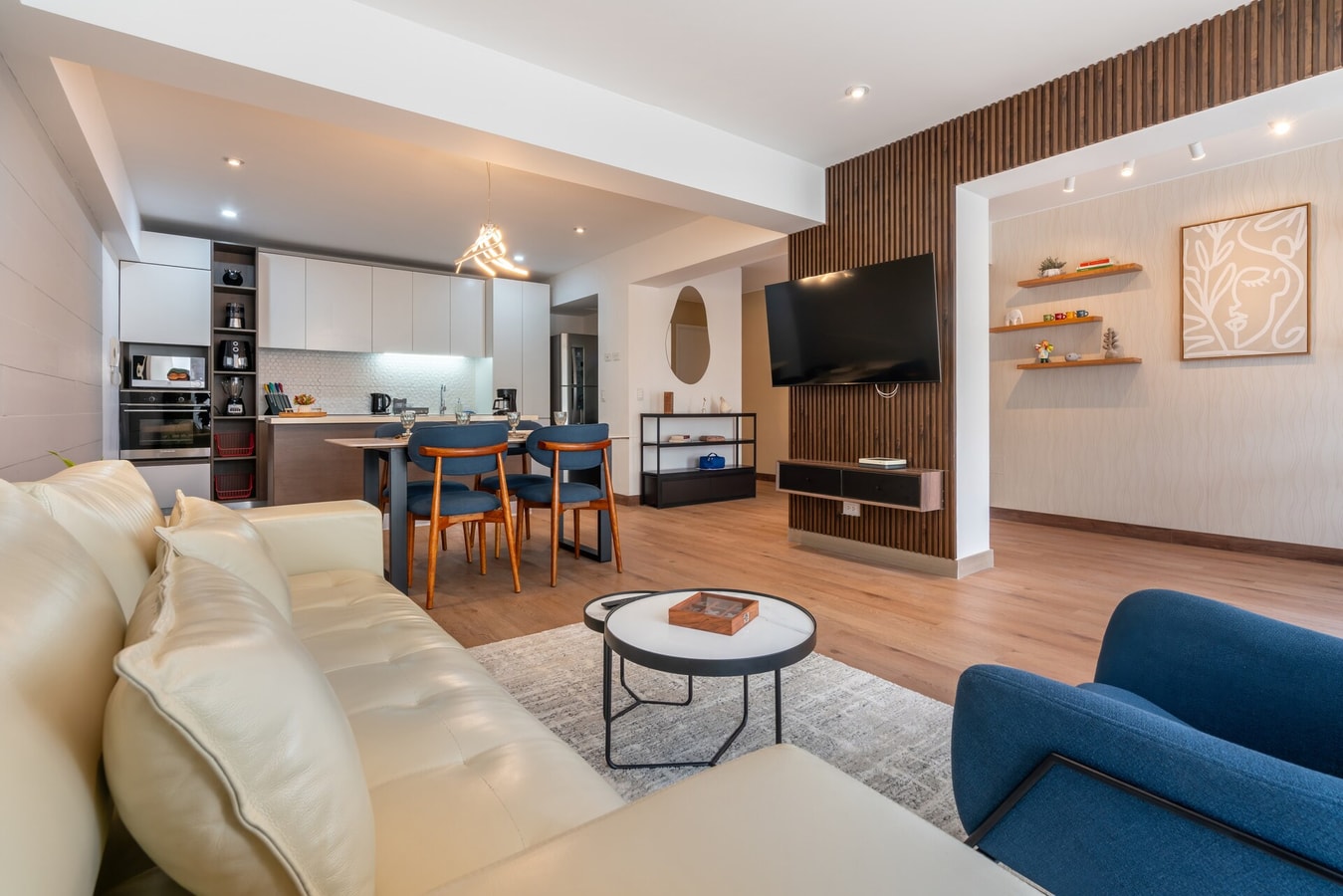 Renovated 93 m²apartment, steps from Kennedy Park. gallery image 2