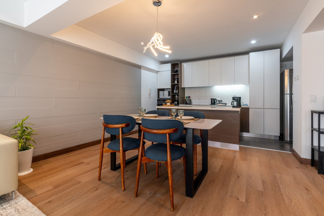 Renovated 93 m²apartment, steps from Kennedy Park. gallery image 25