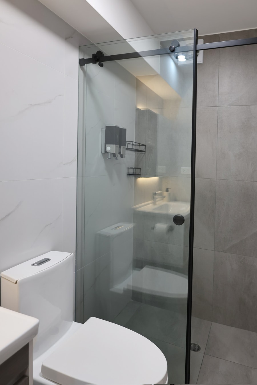 DHP+ | Modern Luxury 3BR grill & garage Miraflores gallery image 27