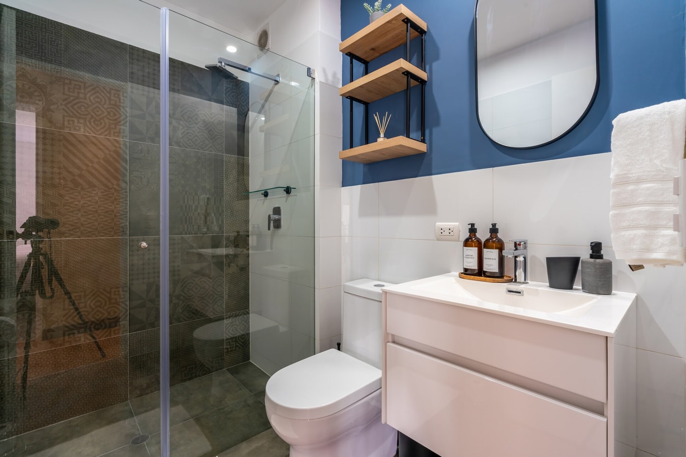 Renovated 93 m²apartment, steps from Kennedy Park. gallery image 16