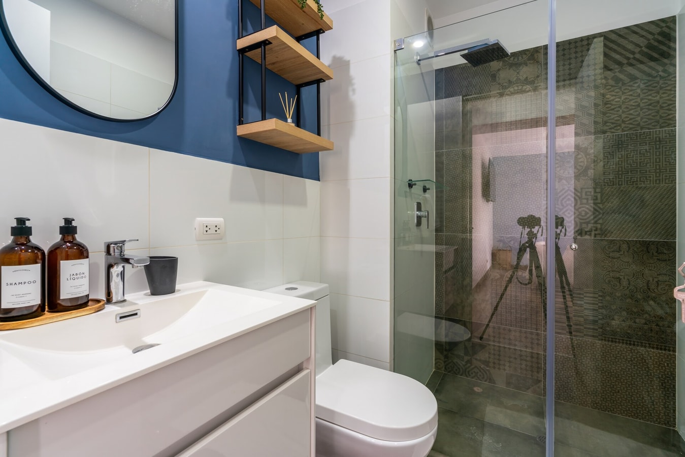 Renovated 93 m²apartment, steps from Kennedy Park. gallery image 15