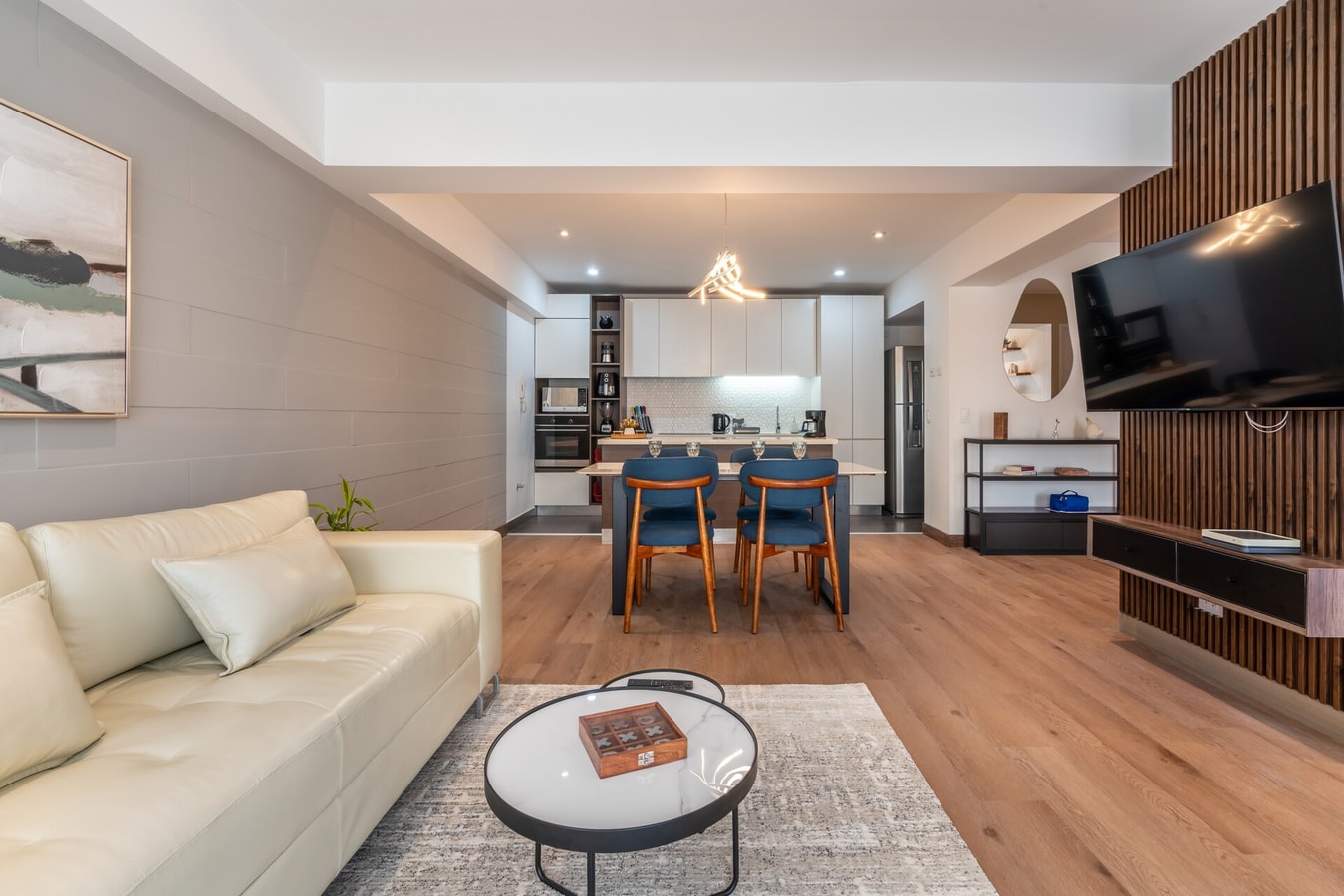Renovated 93 m²apartment, steps from Kennedy Park. gallery image 14