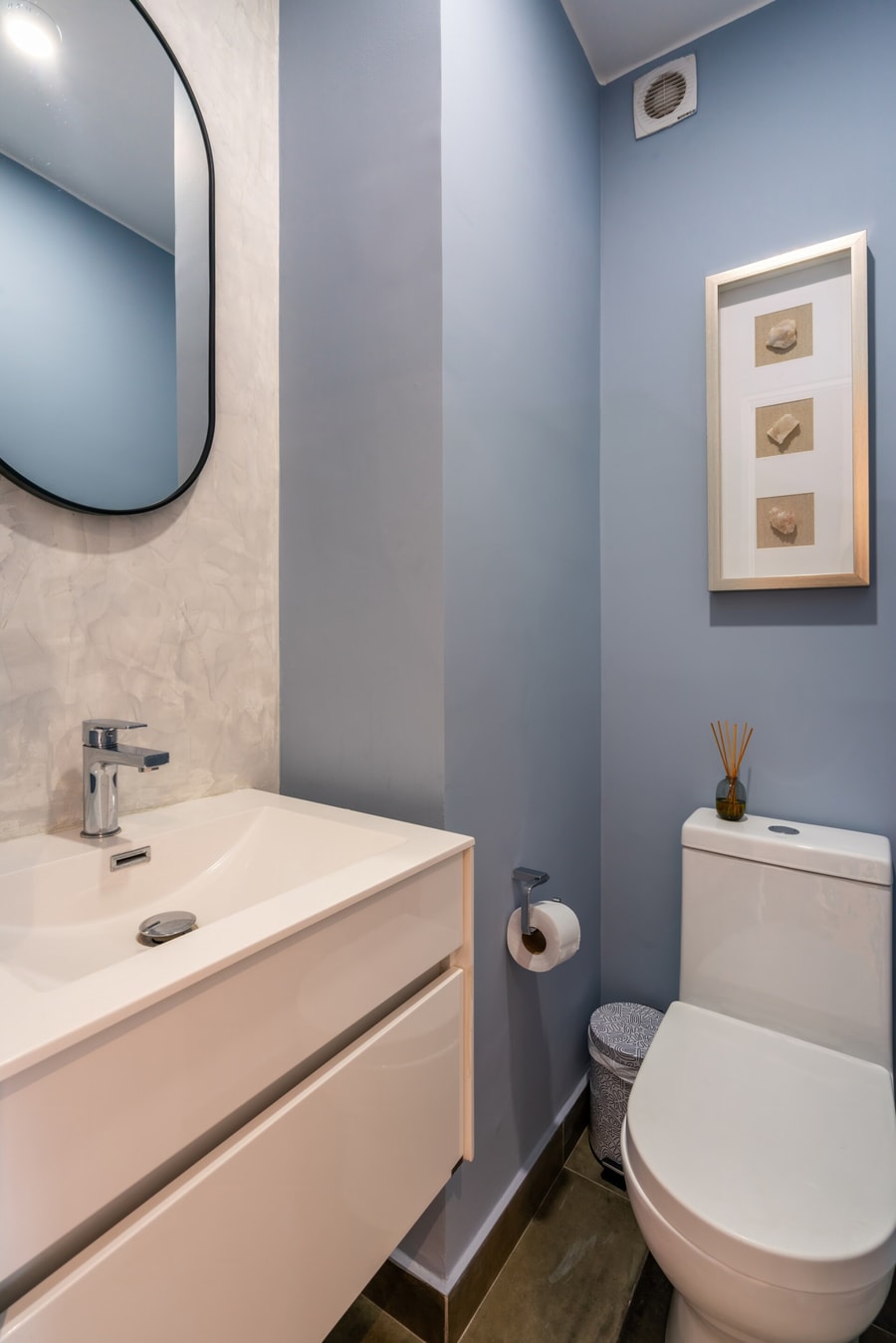 Renovated 93 m²apartment, steps from Kennedy Park. gallery image 17