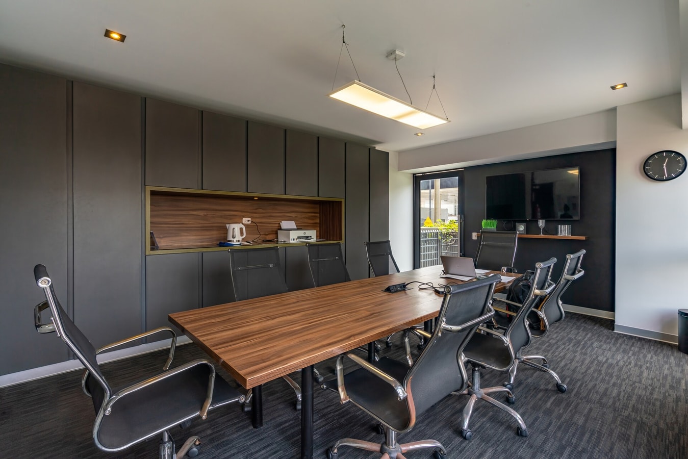Renovated 93 m²apartment, steps from Kennedy Park. gallery image 29