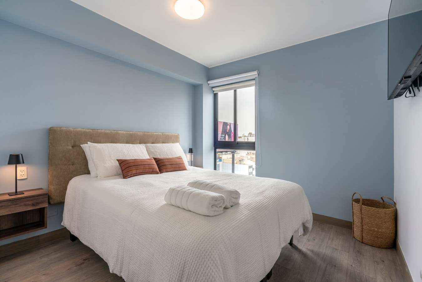 Renovated 93 m²apartment, steps from Kennedy Park. gallery image 3