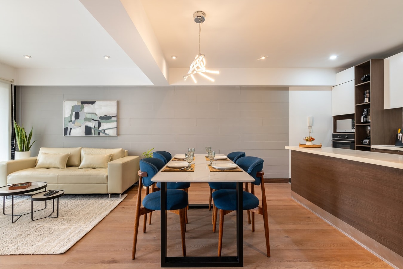 Renovated 93 m²apartment, steps from Kennedy Park. gallery image 12