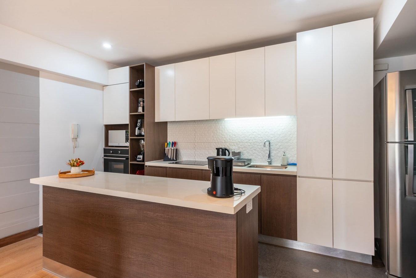 Renovated 93 m²apartment, steps from Kennedy Park. gallery image 13