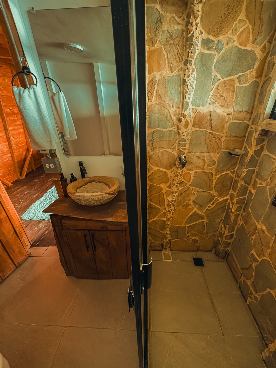 Rustic Cabin, Private Jacuzzi, City View gallery image 11