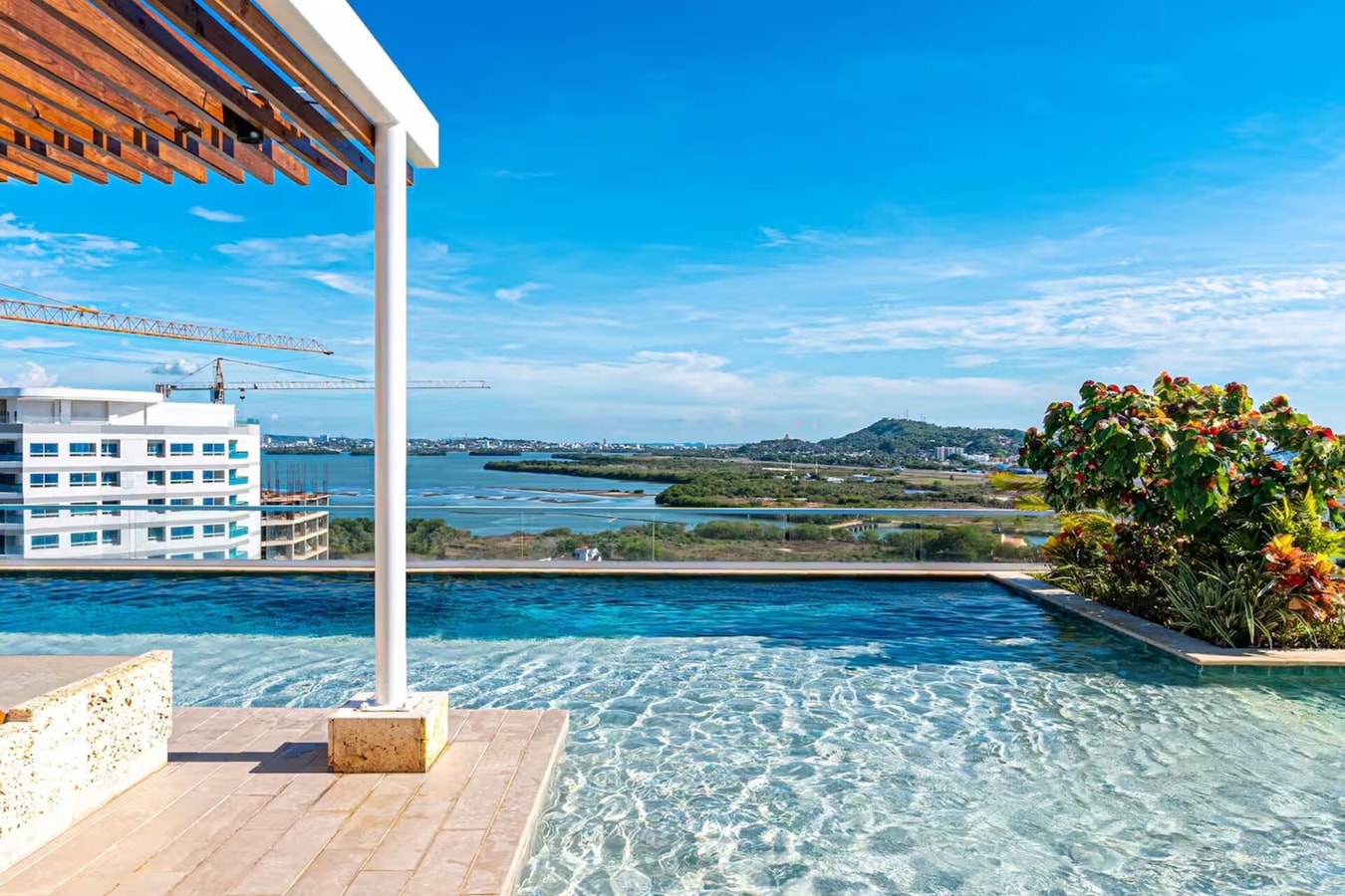 IMPRESSIVE ROOFTOP • INFINITY POOL • BBQ • 2 ROOMS gallery image 12