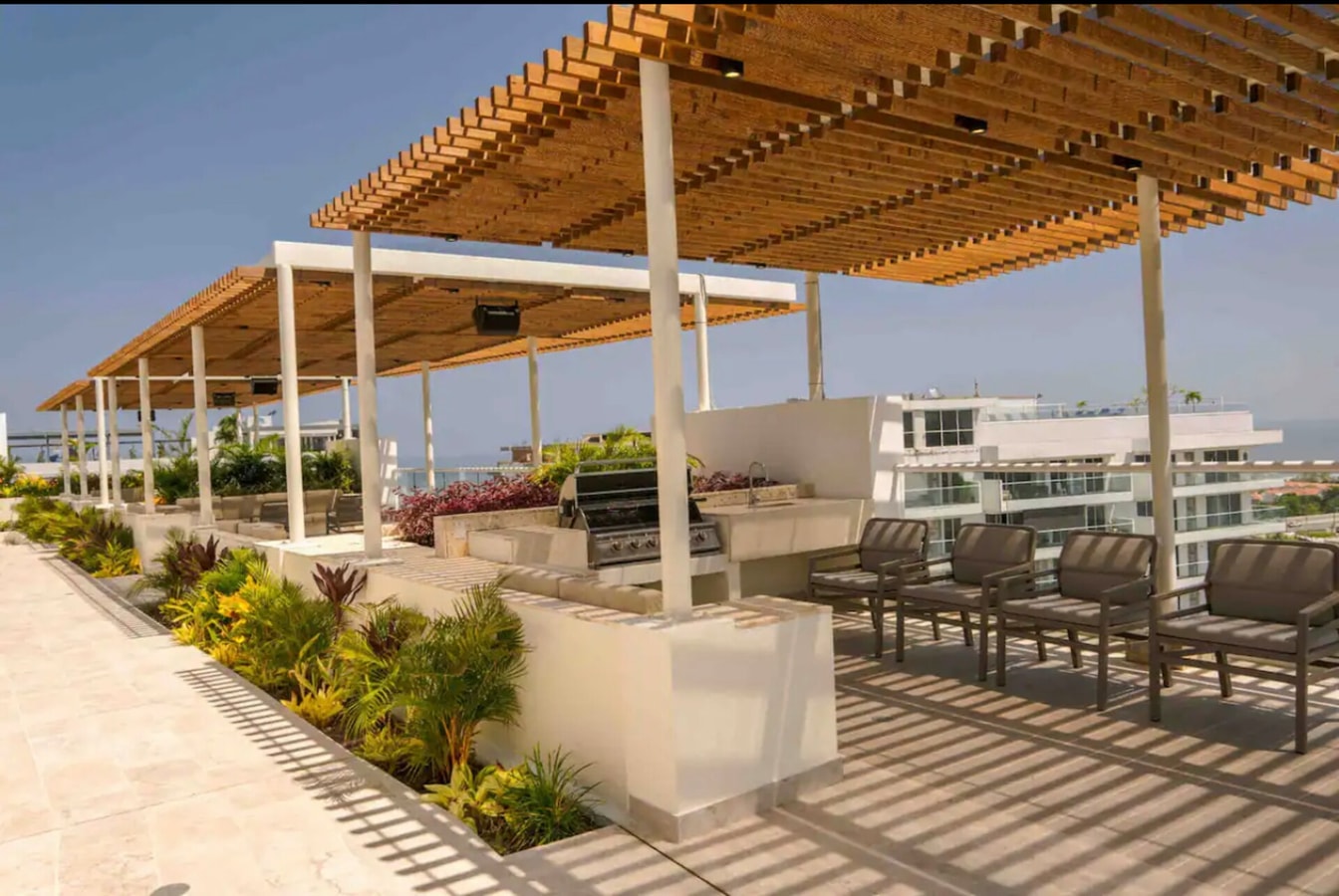 IMPRESSIVE ROOFTOP • INFINITY POOL • BBQ • 2 ROOMS gallery image 28